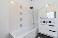 Łazienka w obiekcie Modern, quiet 3-bedroom apartment with parking