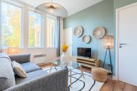 Telewizja i/lub zestaw kina domowego w obiekcie Modern, quiet 3-bedroom apartment with parking
