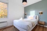 Łóżko lub łóżka w pokoju w obiekcie Modern, quiet 3-bedroom apartment with parking
