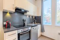 Kuchnia lub aneks kuchenny w obiekcie Modern, quiet 3-bedroom apartment with parking