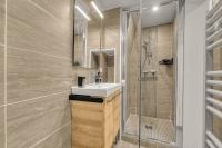 a bathroom with a sink and a shower at Le Studio des Antiquaires - Studio climatisé in Toulouse