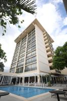 キングストンにあるCourtleigh Hotel &amp; Suitesの前にプールがある大きな建物