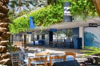 ein Restaurant mit Stühlen und Tischen in einem Gebäude in der Unterkunft Royal Beach Eilat by Isrotel Exclusive in Eilat