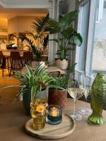 Hotel Noordzee في كاتفايك: طاولة عليها كؤوس من النبيذ ونباتات