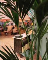 Hotel Noordzee في كاتفايك: غرفة بها طاولة عليها نباتات