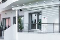 オロゼーイにあるHotel Gli Uliviの白い家(植物のあるバルコニー付)
