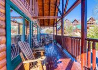 Ein Balkon oder eine Terrasse in der Unterkunft Solid Ground Lodge with Yard!