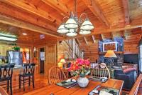 ein Esszimmer und eine Küche mit Tisch und Stühlen in der Unterkunft Solid Ground Lodge with Yard! in Pigeon Forge