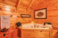 Ein Badezimmer in der Unterkunft Solid Ground Lodge with Yard!