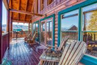 Ein Balkon oder eine Terrasse in der Unterkunft Solid Ground Lodge with Yard!