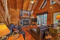 Ein Sitzbereich in der Unterkunft Solid Ground Lodge with Yard!