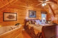 Ein Bett oder Betten in einem Zimmer der Unterkunft Solid Ground Lodge with Yard!
