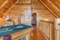 Ein Billardtisch in der Unterkunft Solid Ground Lodge with Yard!