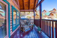Ein Balkon oder eine Terrasse in der Unterkunft Solid Ground Lodge with Yard!