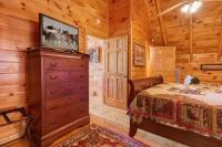 TV&#47;Unterhaltungsangebot in der Unterkunft Solid Ground Lodge with Yard!