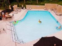 Der Swimmingpool an oder in der Nähe von Solid Ground Lodge with Yard!