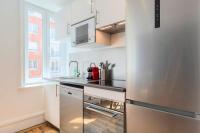 Kuchnia lub aneks kuchenny w obiekcie Bright 3-bedroom 2-bathroom flat