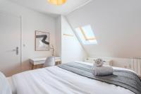 Łóżko lub łóżka w pokoju w obiekcie Bright 3-bedroom 2-bathroom flat