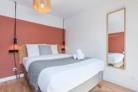 Łóżko lub łóżka w pokoju w obiekcie Bright 3-bedroom 2-bathroom flat