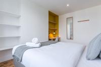 Łóżko lub łóżka w pokoju w obiekcie Bright 3-bedroom 2-bathroom flat