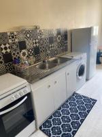 a kitchen with a sink and a washing machine at Appartement à 5mn du centre ville Compiegne in Compiègne