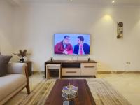 TV a/nebo společenská místnost v ubytování Madinaty apartment 1 شقة فندقية مفروشة سوبر لوكس في مدينتي