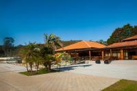 ein Gebäude mit einem Spielplatz und einer Palme in der Unterkunft Pousada Paraíso do Sol in Campo Largo