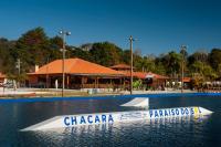 ein Boot im Wasser vor einem Gebäude in der Unterkunft Pousada Paraíso do Sol in Campo Largo