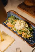 un piatto blu di cibo su un tavolo di Harbor Hotel & Casino Curacao a Willemstad