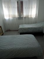 Cama ou camas em um quarto em T4 Prado v&eacute;lodrome plage 3 chambres