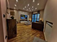 Una sala de estar con un sofá y una chimenea. en Oteri Loft, en Messina