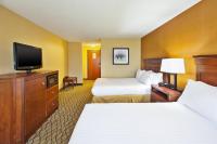 Holiday Inn Express Hotel & Suites - Belleville Area by IHGにあるテレビまたはエンターテインメントセンター