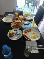 uma mesa coberta com pratos de comidas e bebidas para o café da manhã em Fulidhoo Hathaa Retreat em Fulidhoo