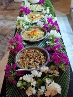 um bufê de comida em uma mesa com flores em Fulidhoo Hathaa Retreat em Fulidhoo
