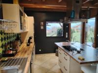 Kuchnia lub aneks kuchenny w obiekcie Maison dans les Alpes - Gîte les 12 sommets