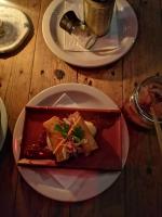 een bord eten op een tafel bij Sun's spacious apartment in Johannesburg