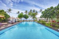 a swimming pool at a resort with palm trees at Putri Nusa Beach in Nusa Penida