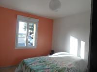 a bedroom with orange walls and a bed with a window at La casa en el campo A 20 minutes de Zoo Beauval &amp; 8 minutes de la flamme olympique à Valençay in Vicq-sur-Nahon