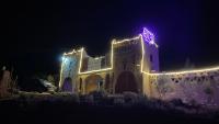 un edificio con luces por la noche en Auberge Palacio Sidi Hamza, en Tazrouft