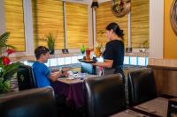 Oaspeți care stau la ZAN Lodge