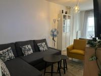 sala de estar con sofá y silla en Appartement T2 -Parking -35Min Paris RER 2Min à Pied, en Évry-les-Châteaux