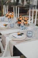 uma mesa com pratos e vasos com flores em Insulae Resort em Cefalù