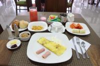 Una mesa con platos de comida encima. en Hotel San Agustin Plaza, en Latacunga