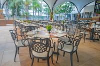 Adams Beach Hotel & Spaにあるレストランまたは飲食店