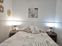 ein Schlafzimmer mit einem Bett mit zwei Nachttischen und zwei Lampen in der Unterkunft chambres d&#39;hôtes Amets in Sare