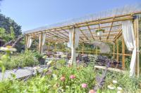 Ogród w obiekcie Wood Chalet 1 Monaco Forest La Turbie - Sleeps 5 people