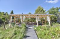 Ogród w obiekcie Wood Chalet 1 Monaco Forest La Turbie - Sleeps 5 people