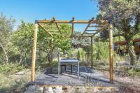 Ogród w obiekcie Wood Chalet 1 Monaco Forest La Turbie - Sleeps 5 people