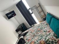 Un pequeño dormitorio con una cama y un televisor. en Hostal NANA B&amp;B, en Arroyo de la Encomienda