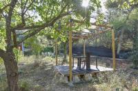 Ogród w obiekcie Wood Chalet 1 Monaco Forest La Turbie - Sleeps 5 people